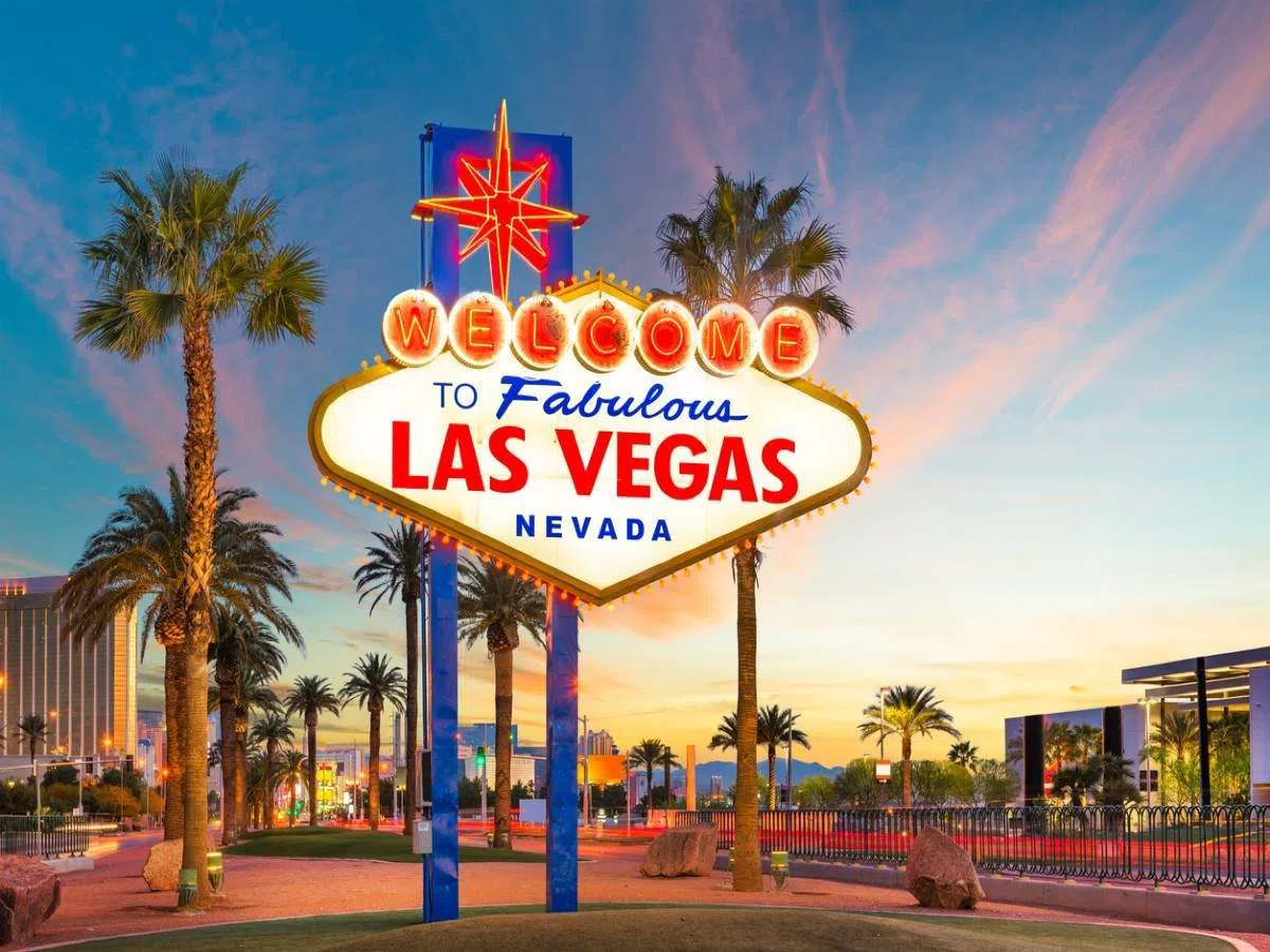 Votre tour devant le panneau Welcome to Fabulous Las Vegas